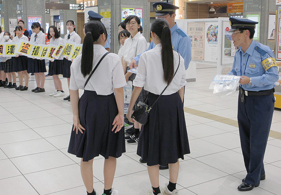 静岡県警が女子高校生らと痴漢・盗撮撲滅キャンペーン行う　JR静岡駅で注意喚起