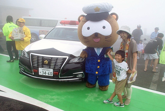 伊吹山山頂で交通安全祭　来場者に安全運転を呼びかけ