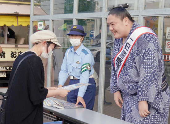 札幌方面東署が現役幕内力士と交通安全・詐欺防止広報