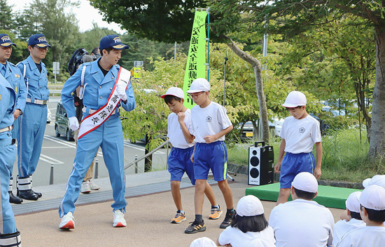 岩手県警高速隊が競歩日本代表迎え交通安全イベント　競歩も運転もルール順守を