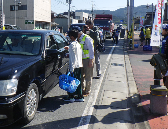 交通マナー向上へ　宮城県登米署が地元産りんご配る