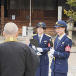 大学生を一日文化財保安官に　奈良県警が寺院で防犯活動行う