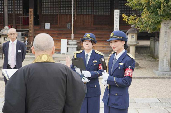 大学生を一日文化財保安官に　奈良県警が寺院で防犯活動行う