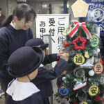 愛知県東署受付前にクリスマスツリーを設置　幼稚園児が反射材で装飾