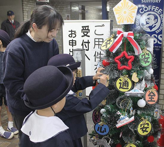 愛知県東署受付前にクリスマスツリーを設置　幼稚園児が反射材で装飾