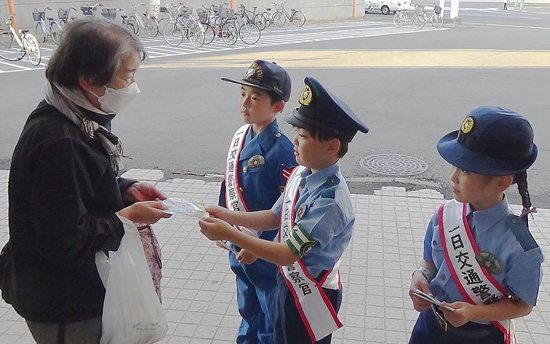 小学生3人が交通事故防止の広報啓発　旭川東署が一日交通警察官に任命