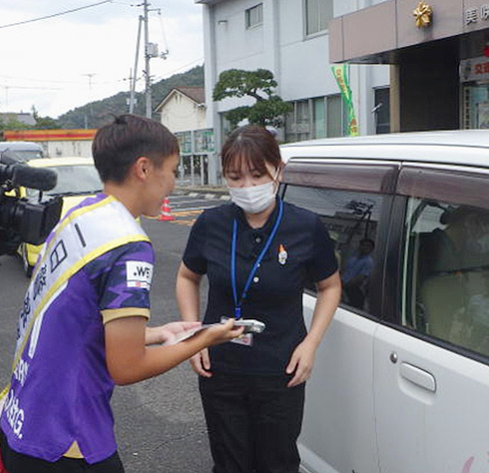 女子サッカーの森宙舞選手が「交通ルール守って」　岡山県美咲署の一日署長に