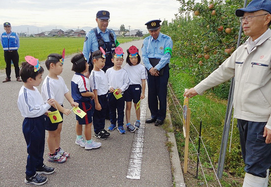 国吉りんご守れ　保育園児がりんご園を警戒パトロール