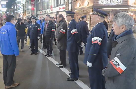 広島県警が歓楽街の防犯ボランティアの活動を視察