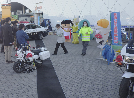 神奈川県警が東名海老名SAで交通事故防止の啓発活動　採用募集活動も