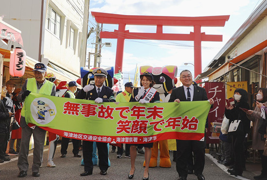 マラソン・安藤友香選手が年末年始の交通安全を呼びかけ　岐阜県海津署で一日署長