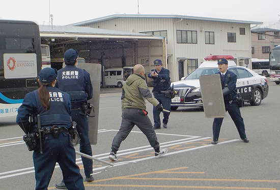 バス車内でのテロ防げ　大阪府茨木署が万博見据え対処訓練