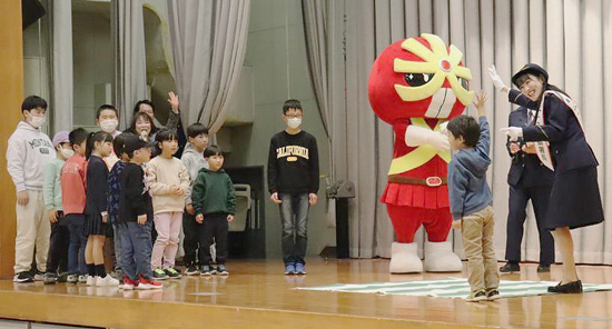 広島県江田島署が防犯・交通安全大会　ももクロ・高城さんが一日署長