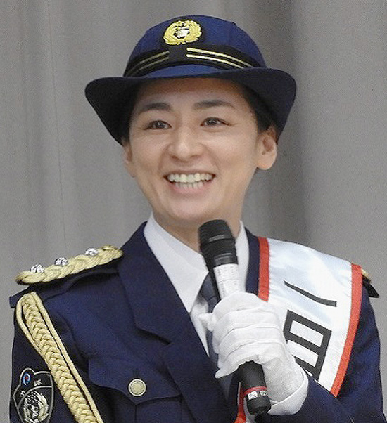 俳優・尾野真千子さんが詐欺被害に注意呼びかけ　高校で啓発イベント