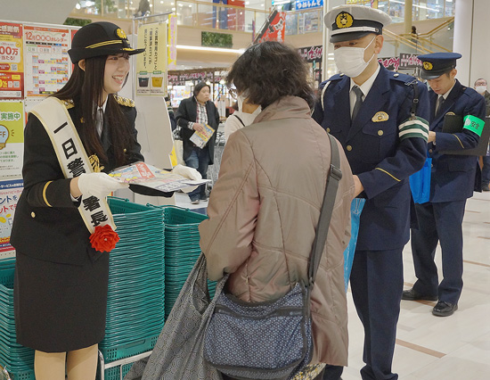 岡山県児島署は地元アイドル迎え防犯・交通安全啓発行う