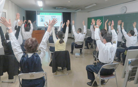 宮城県警鉄警隊でジムインストラクターがストレッチ指導　すきま時間を有効活用