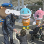 滋賀県警高速隊が多賀SAで交通事故防止啓発　ゆるキャラの応援も