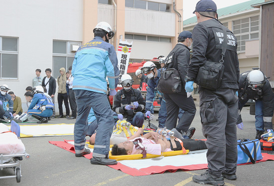 福岡県警が無差別殺傷事案に備え訓練　負傷者救護の事態対処医療も行う