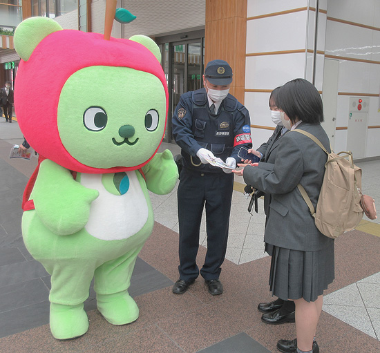 痴漢撲滅へ長野県警が24駅で一斉の啓発活動