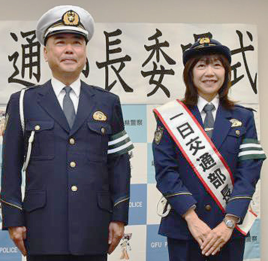 交通安全を呼びかけ　高橋尚子さんが岐阜県警の一日交通部長に