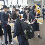 愛知県南署がJR笠寺駅で痴漢撲滅キャンペーン　駅利用の高校生と協力