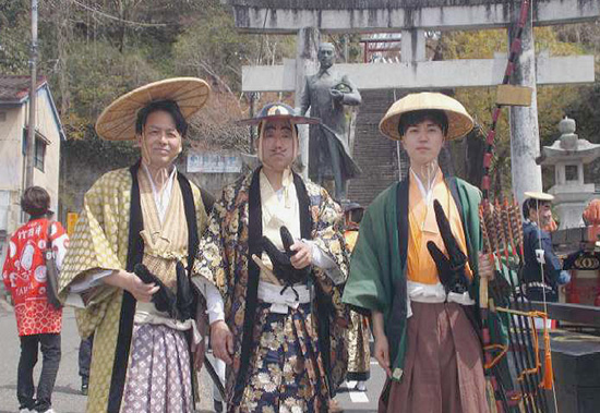 桜まつりの大名行列に武士に扮した署長ら3人が参加