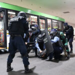 警視庁巣鴨署がバスターミナルで関係機関とテロ対処合同訓練