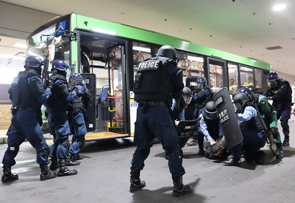 警視庁巣鴨署がバスターミナルで関係機関とテロ対処合同訓練