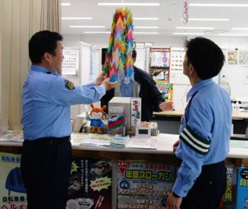宮城県気仙沼署で102羽の折り鶴飾る　交通事故の絶無願い