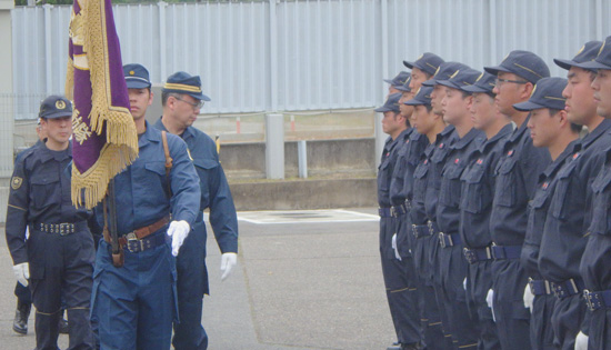 長野県警機動隊の新入隊員が訓練　本部長査閲行う