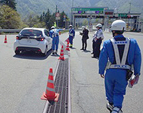 高速道路での逆走事故防げ　岐阜県警がICで広報活動