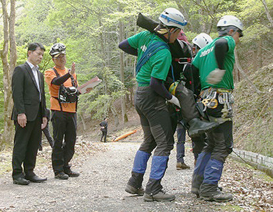 愛知県設楽・新城署が山岳救助訓練　キャリングラックでの救助搬送等行う