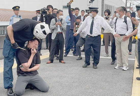 愛知県西尾署が鉄道業者と不審者対応訓練