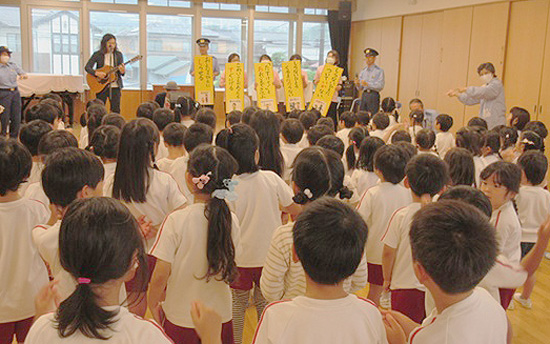 静岡県富士署が歌う防犯広報大使迎え幼稚園で防犯教室　「いかのおすし」の啓発ソング