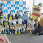 大阪府貝塚署は教習所で交通安全啓発イベント　幼稚園児が参加