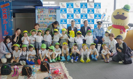 大阪府貝塚署は教習所で交通安全啓発イベント　幼稚園児が参加