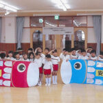 交通安全願い　兵庫県相生署に幼稚園児制作のこいのぼり飾る
