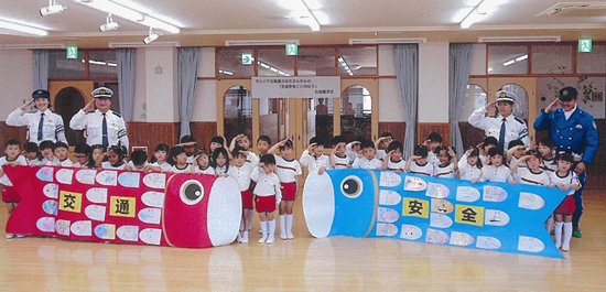 交通安全願い　兵庫県相生署に幼稚園児制作のこいのぼり飾る