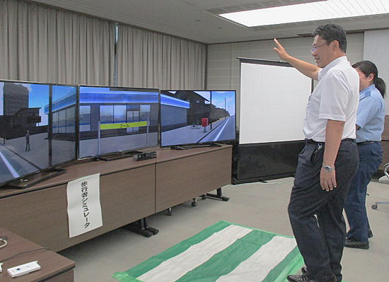 奈良県警本部長が交通安全教育資機材を視察