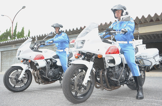奈良県警交機隊で新隊員2人の白バイ貸与式行う