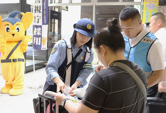 外国人の不法就労防げ　警視庁久松署が空港バスのターミナルで広報活動