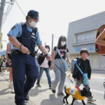 鳥取県郡家署が「わんわんパトロール隊」と小学生の見守り活動