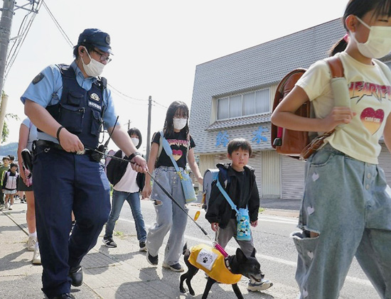 鳥取県郡家署が「わんわんパトロール隊」と小学生の見守り活動