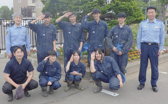 札幌方面倶知安署の花壇を整備　地元農業高校の生徒と署員が一緒に
