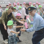幼稚園児の交通安全七夕笹　神奈川県相模原南署の玄関に設置