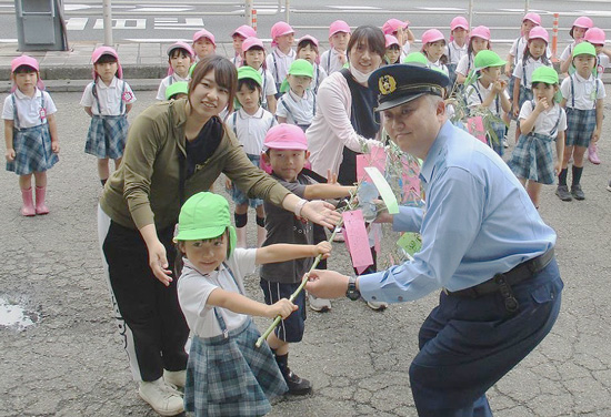 幼稚園児の交通安全七夕笹　神奈川県相模原南署の玄関に設置