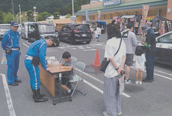 子供が父親に交通安全メッセージ贈る　岡山県新見署が父の日に啓発イベント