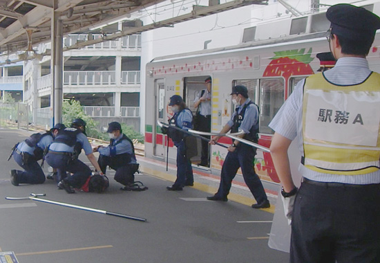 栃木県警が東武鉄道と不審者対応訓練　宇都宮駅で