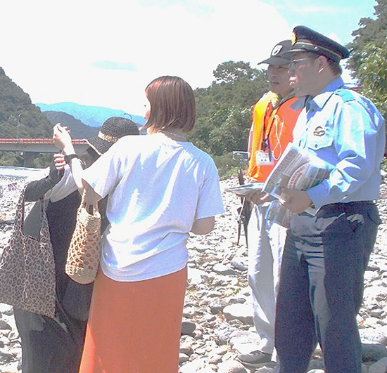 水難事故防止へ　岐阜県北方署がレジャー客に啓発活動