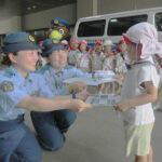 移動交番車のペーパークラフトを贈呈　石川県警本部庁舎見学の幼稚園児に